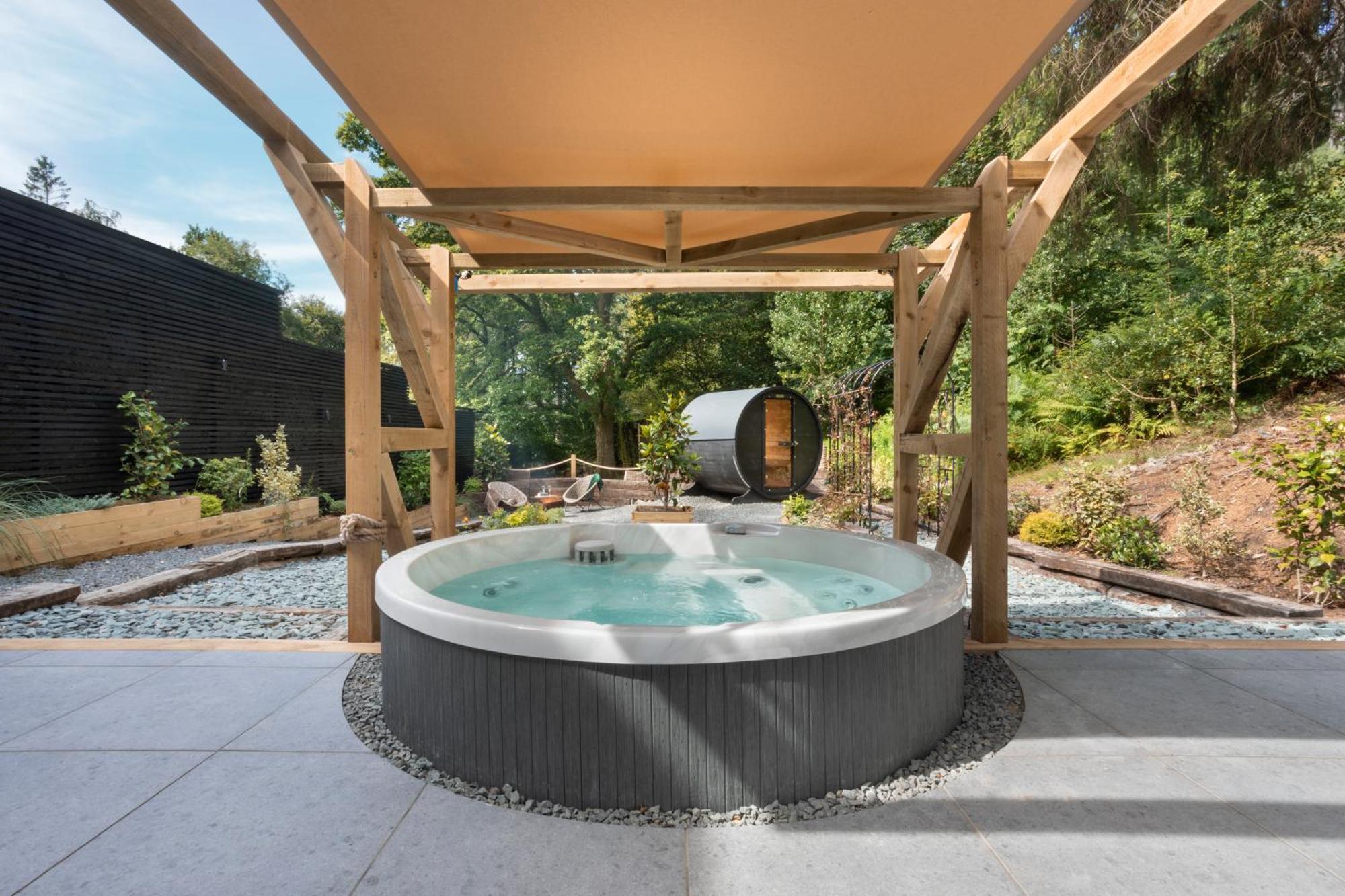 Aphrodites Group - Luxury Hot Tub In District! 5*