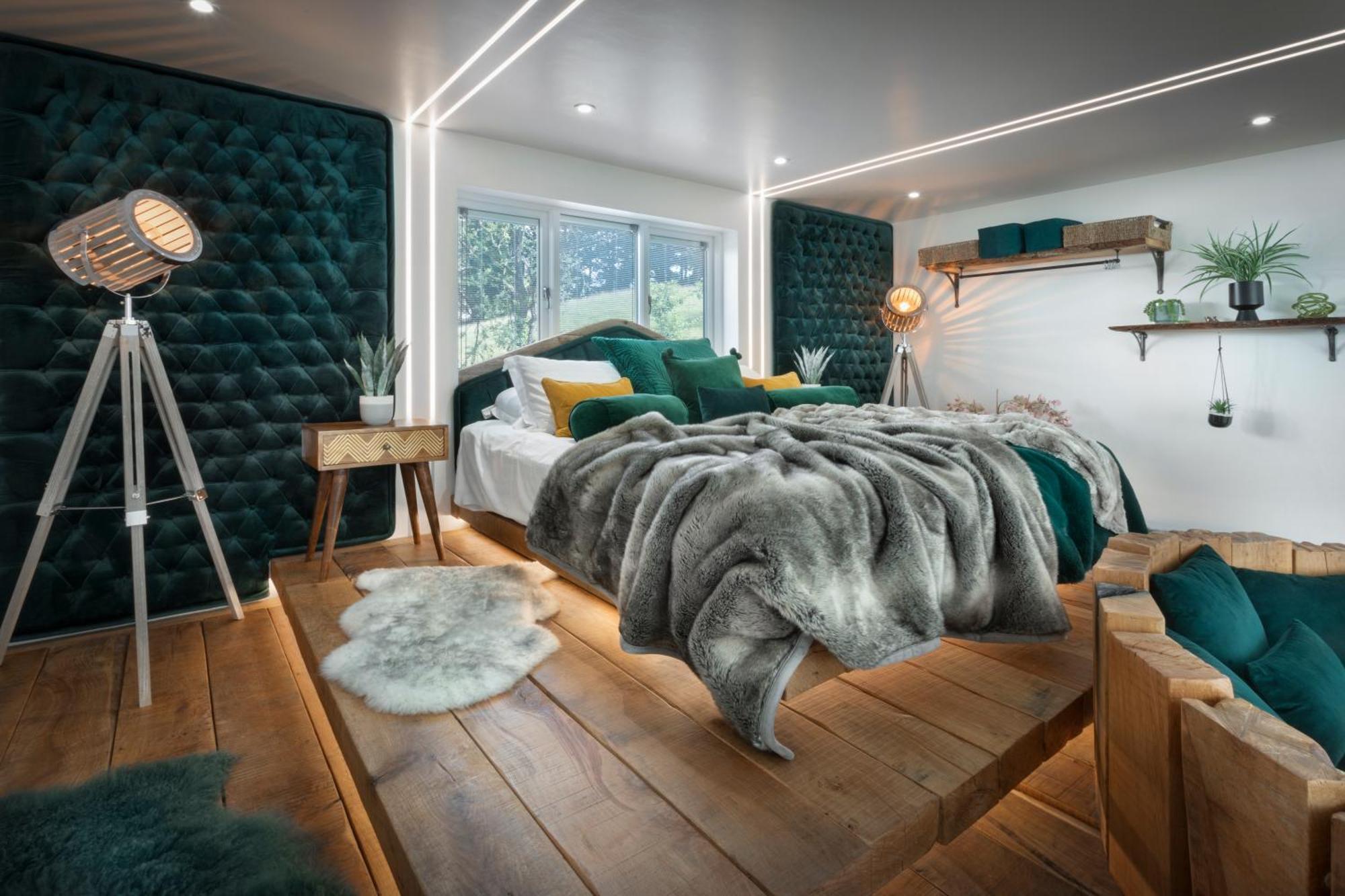 Aphrodites Group - Luxury Hot Tub In District!