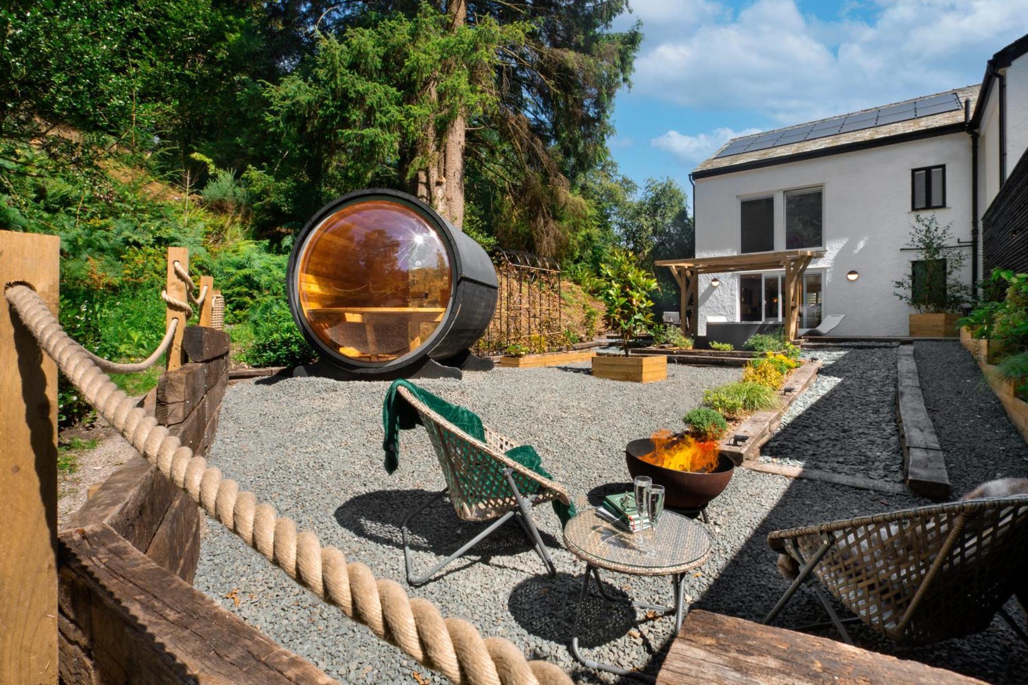 Aphrodites Group - Luxury Hot Tub In District!