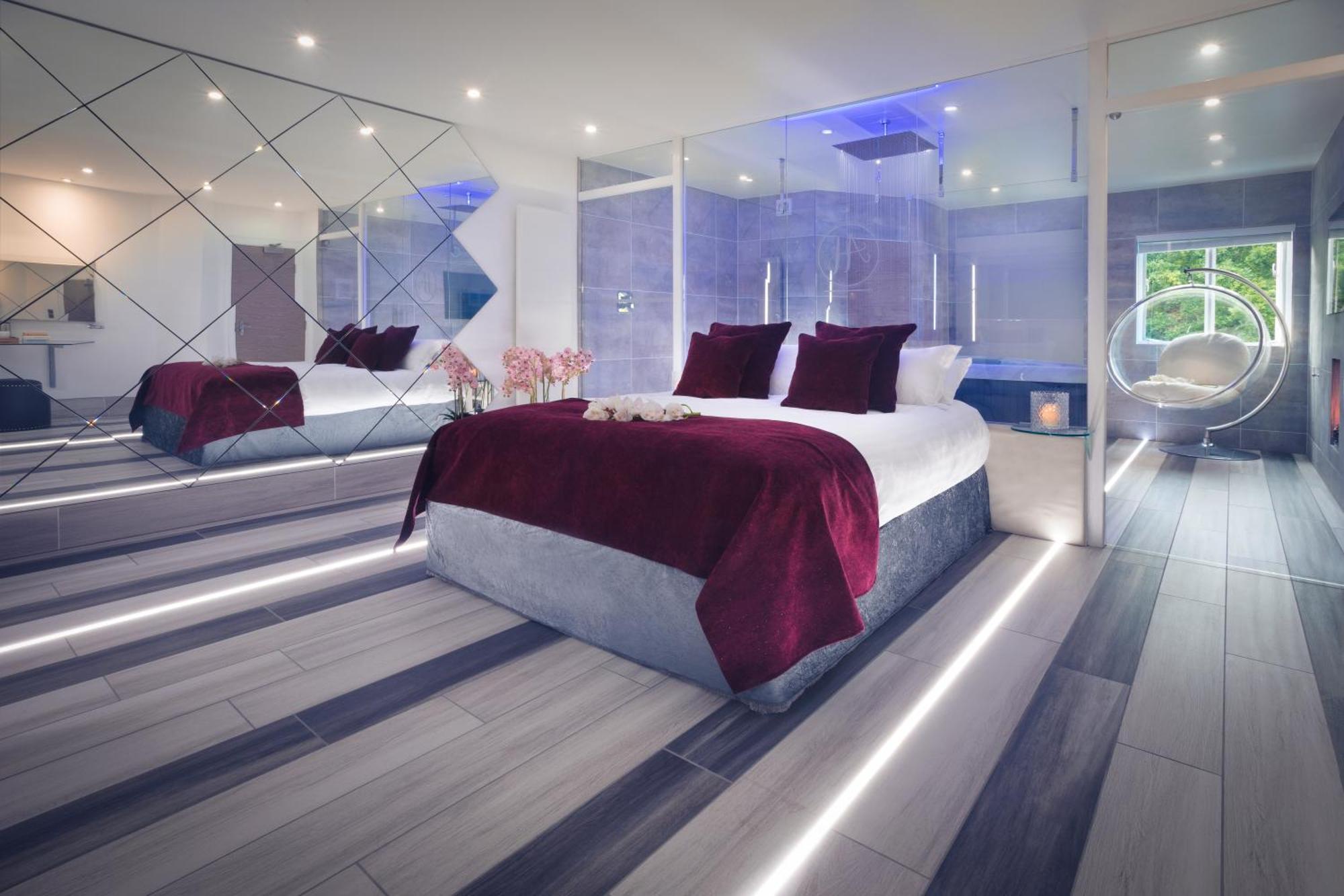 Aphrodites Group - Luxury Hot Tub In District! Hotel