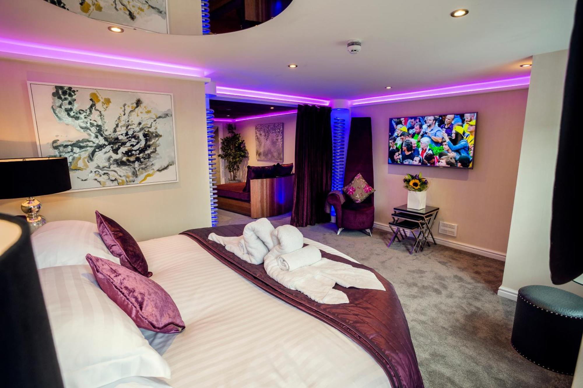 Aphrodites Group - Luxury Hot Tub In District!