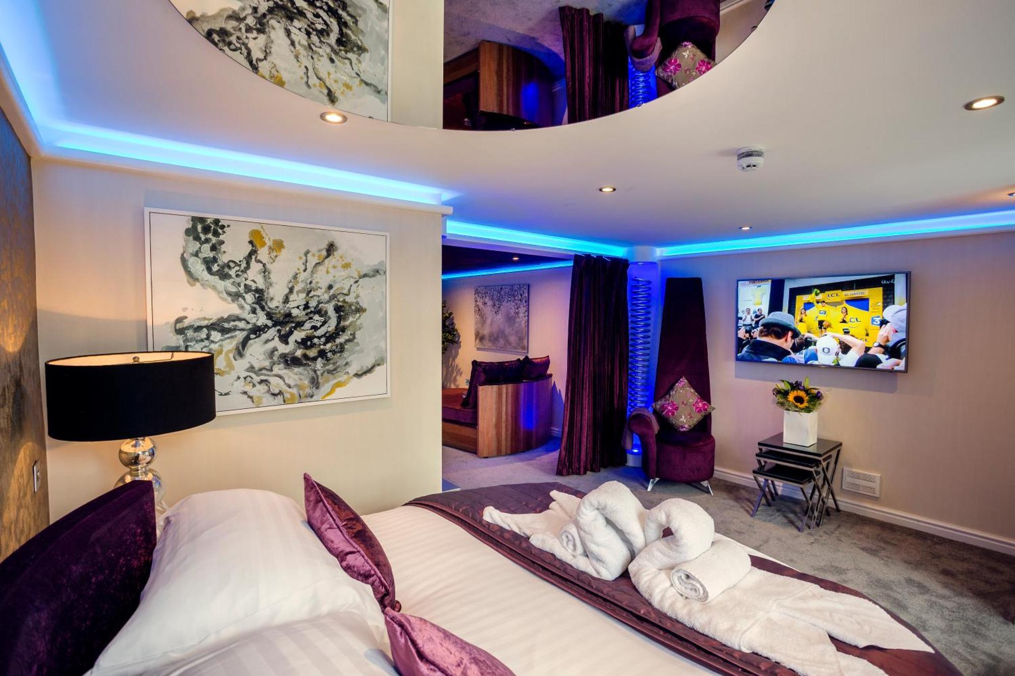 Aphrodites Group - Luxury Hot Tub In District! Hotel