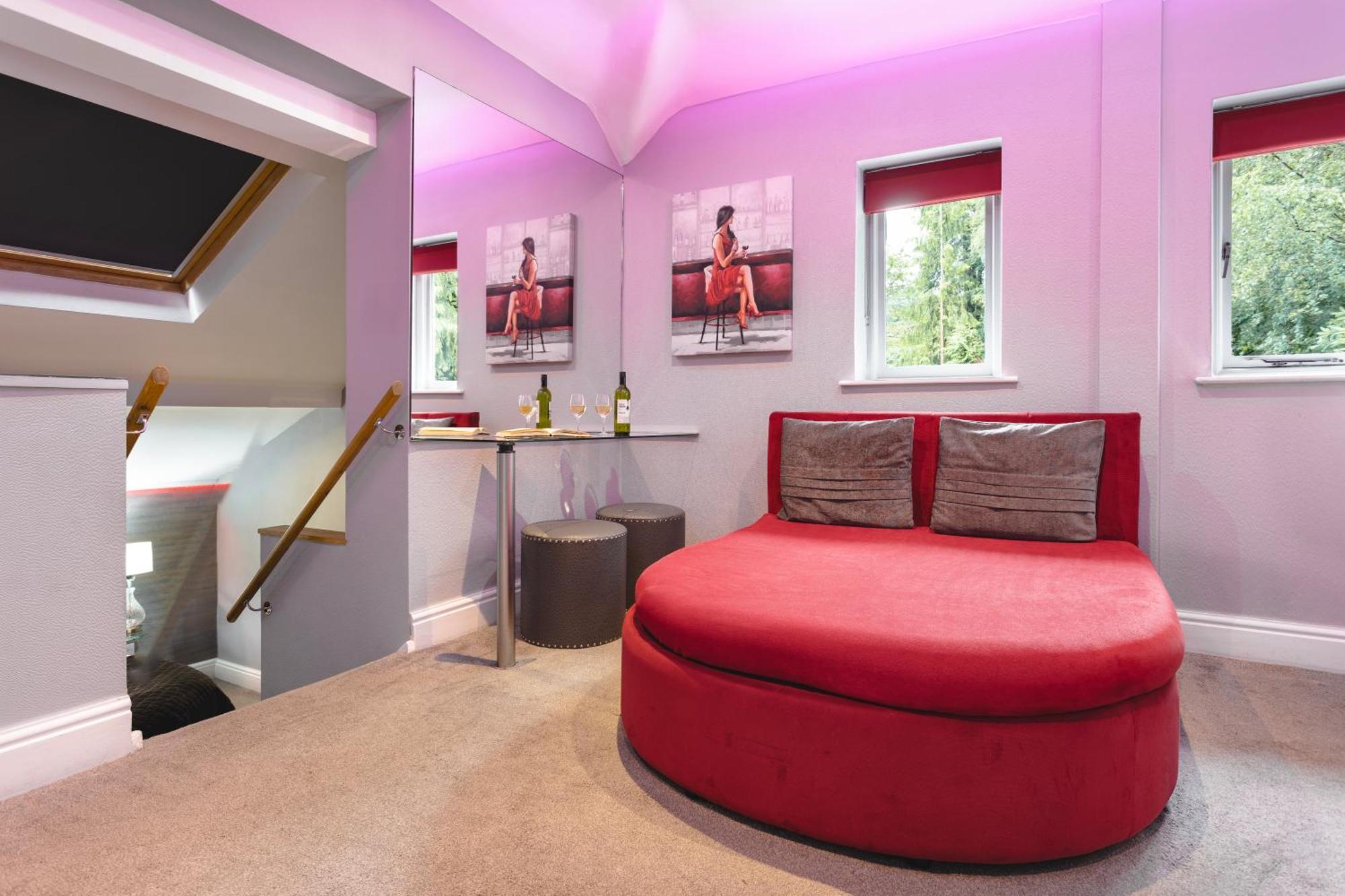 Aphrodites Group - Luxury Hot Tub In District!